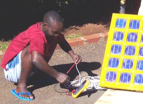 En lærling bruker et multimeter for å måle effekten i et solpanel. Nango solar, Kisumu, Kenya. Photo: B. Cameron